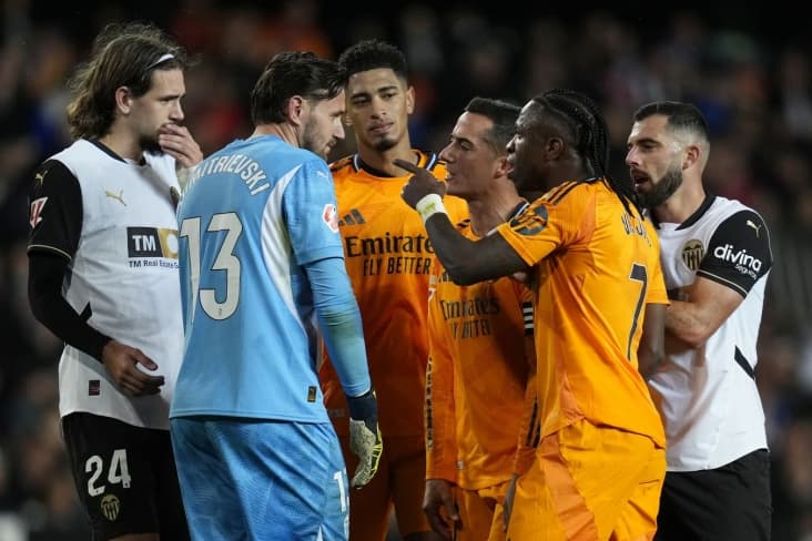 real-madrid-playing-ten-men-secured-away-victory-against-valencia