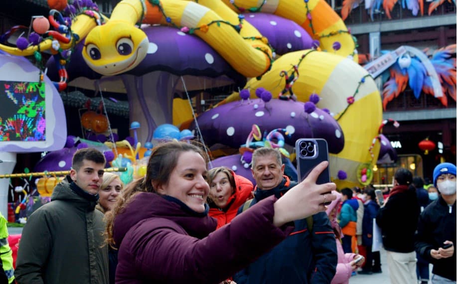 politika-bezviza-dlya-inostrancev-i-drugie-mery-ozhivlyayut-turisticheskuyu-otrasl-kitaya