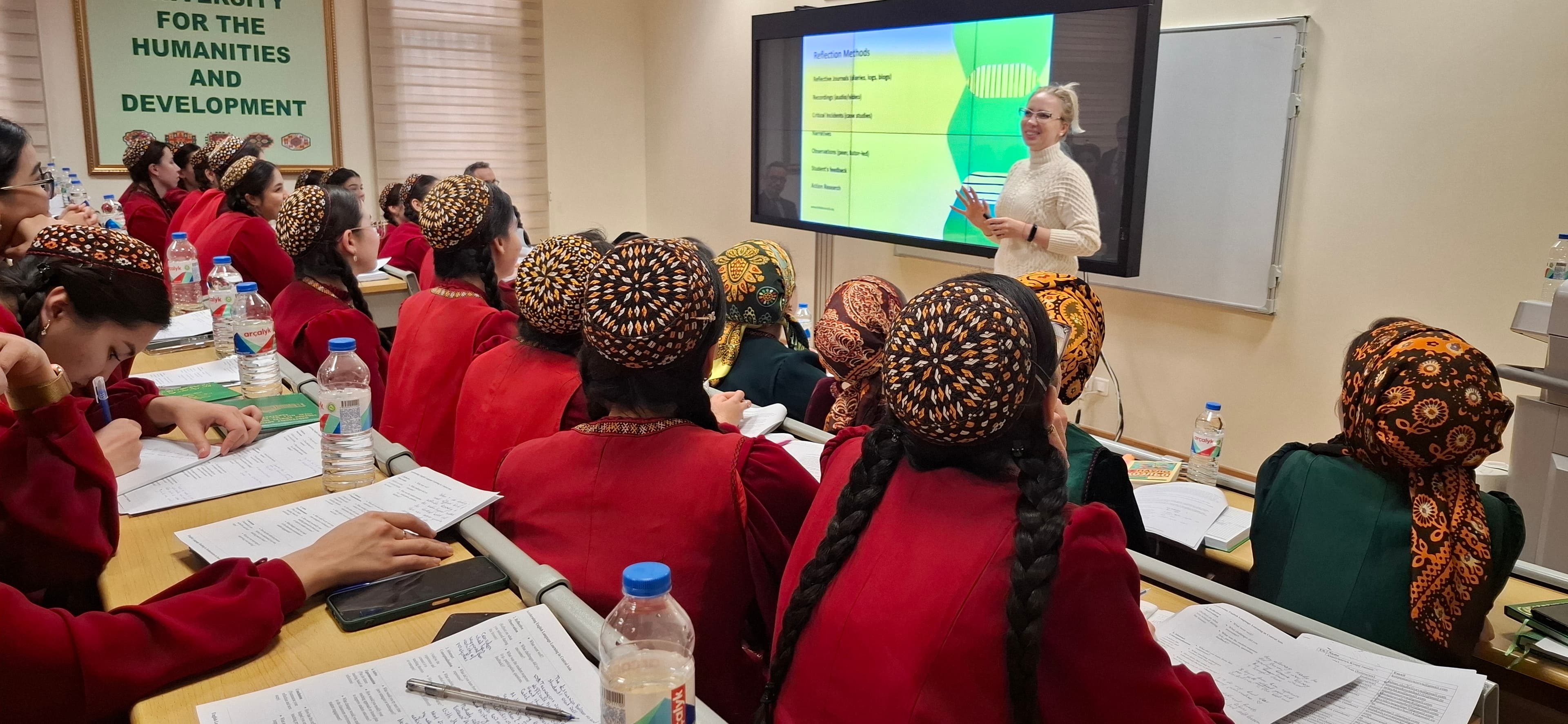 britanskie-eksperty-proveli-treningi-dlya-turkmenskih-pedagogov-i-studentov