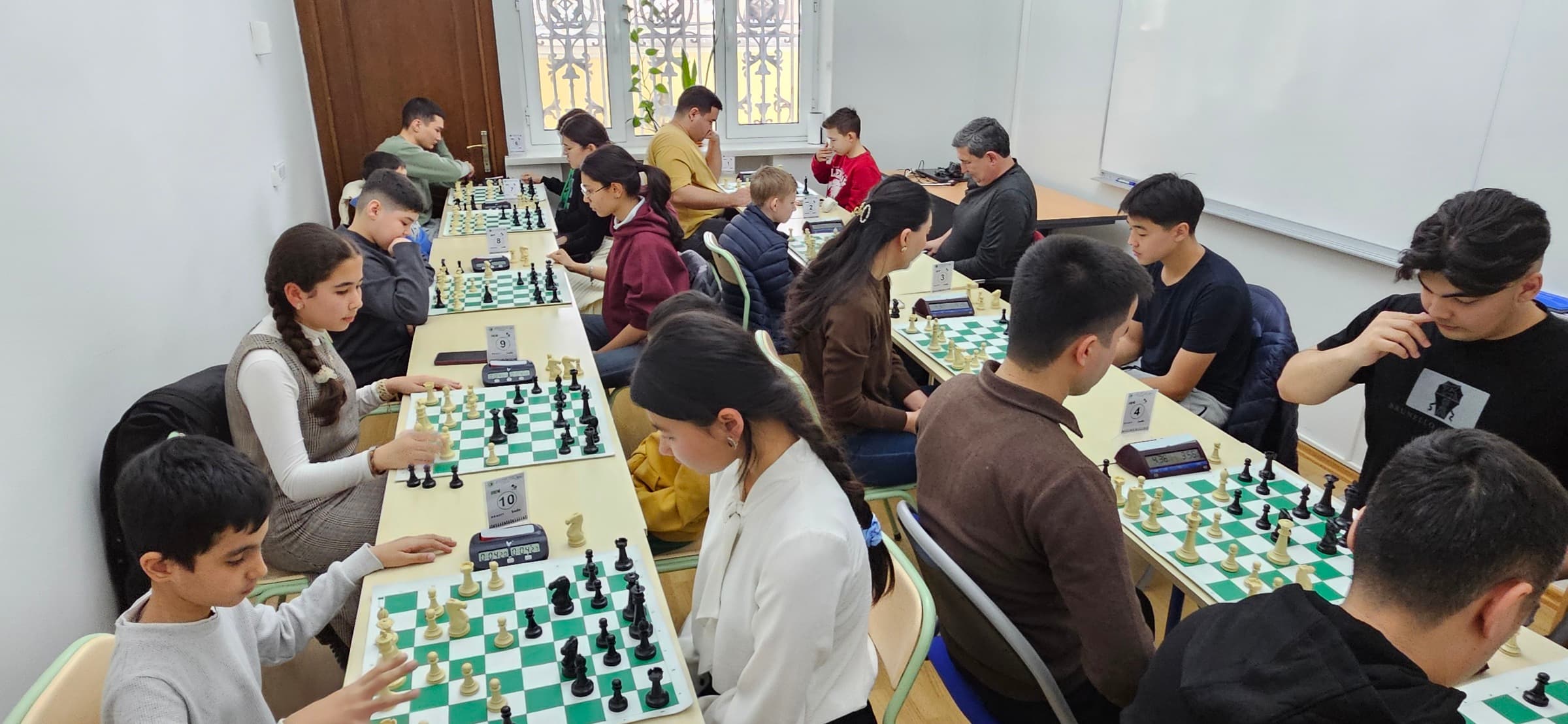 molnienosnye-shahmaty-v-stenah-francuzskogo-instituta-turnir-v-pervyj-den-vesny