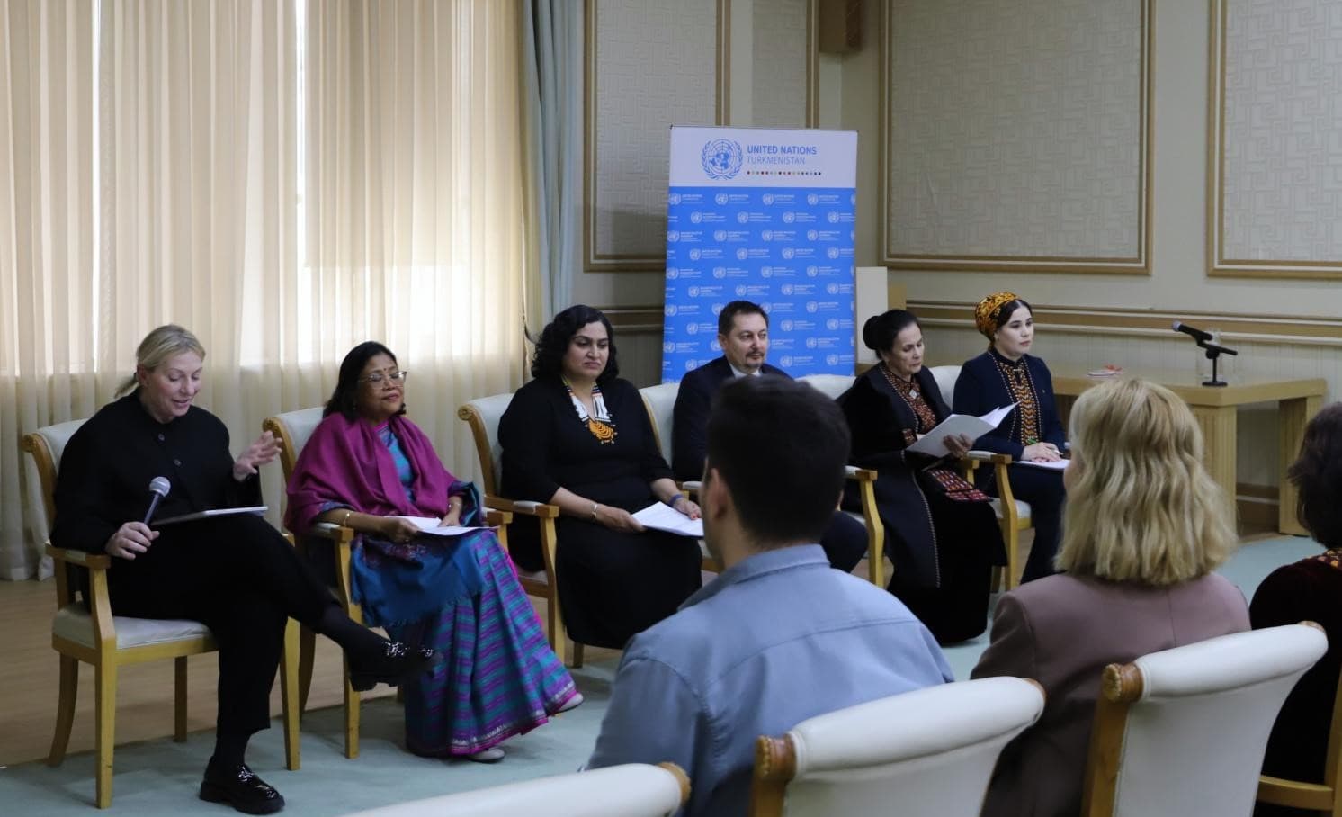 rol-zhenshchin-v-diplomatii-i-mirostroitelstve-obsudili-v-ashhabade