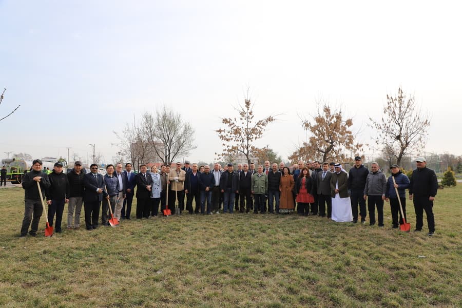 posolstvo-turkmenistana-prinyalo-uchastie-v-ozelenenii-bishkeka