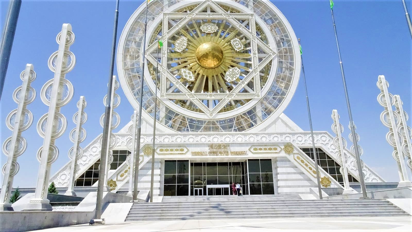 puteshestvie-v-kosmos-na-shkolnom-shatle-ekskursiya-v-muzej-razvlekatelnogo-centra-alem