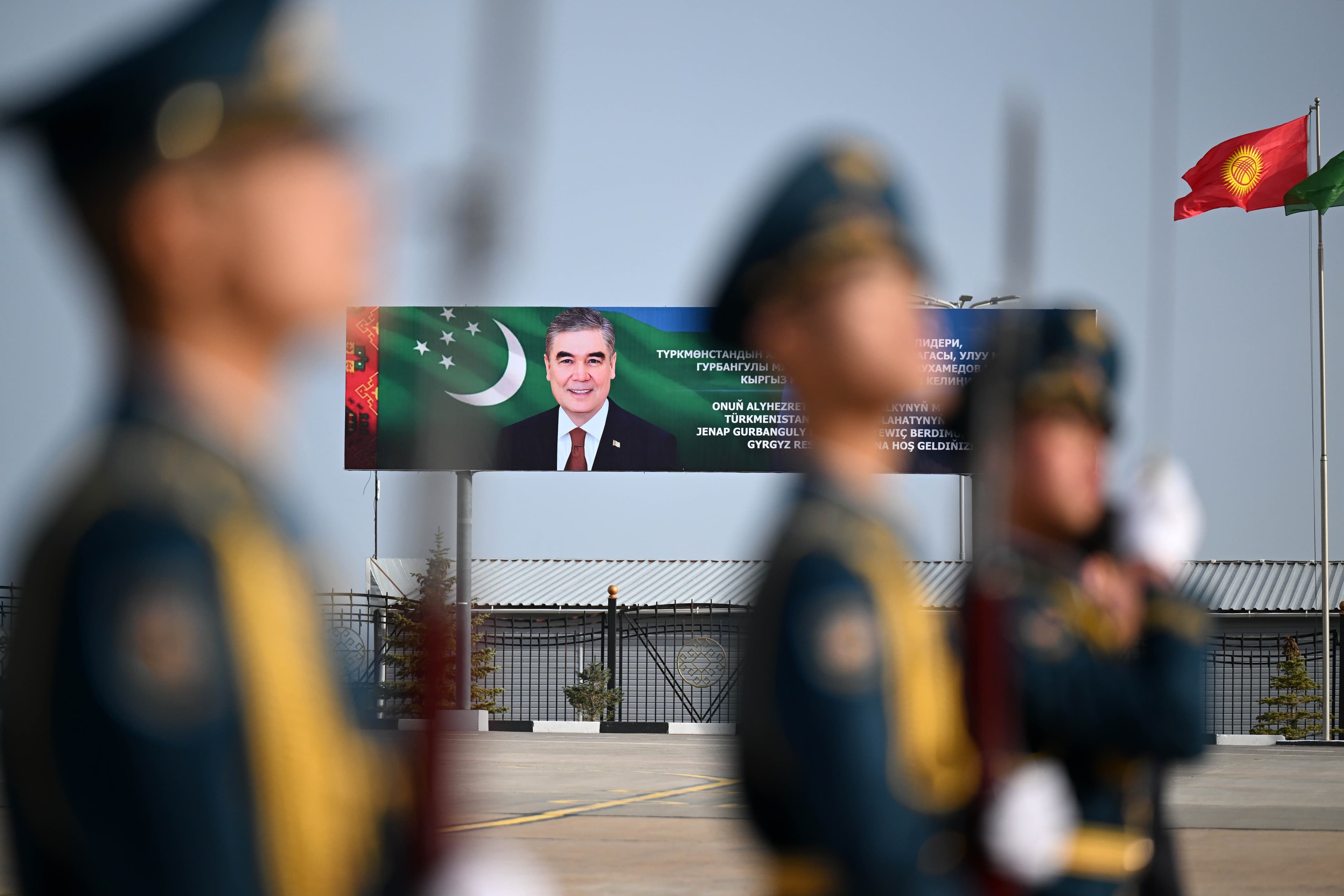 predsedatel-halk-maslahaty-turkmenistana-pribyl-v-kyrgyzstan-s-rabochim-vizitom