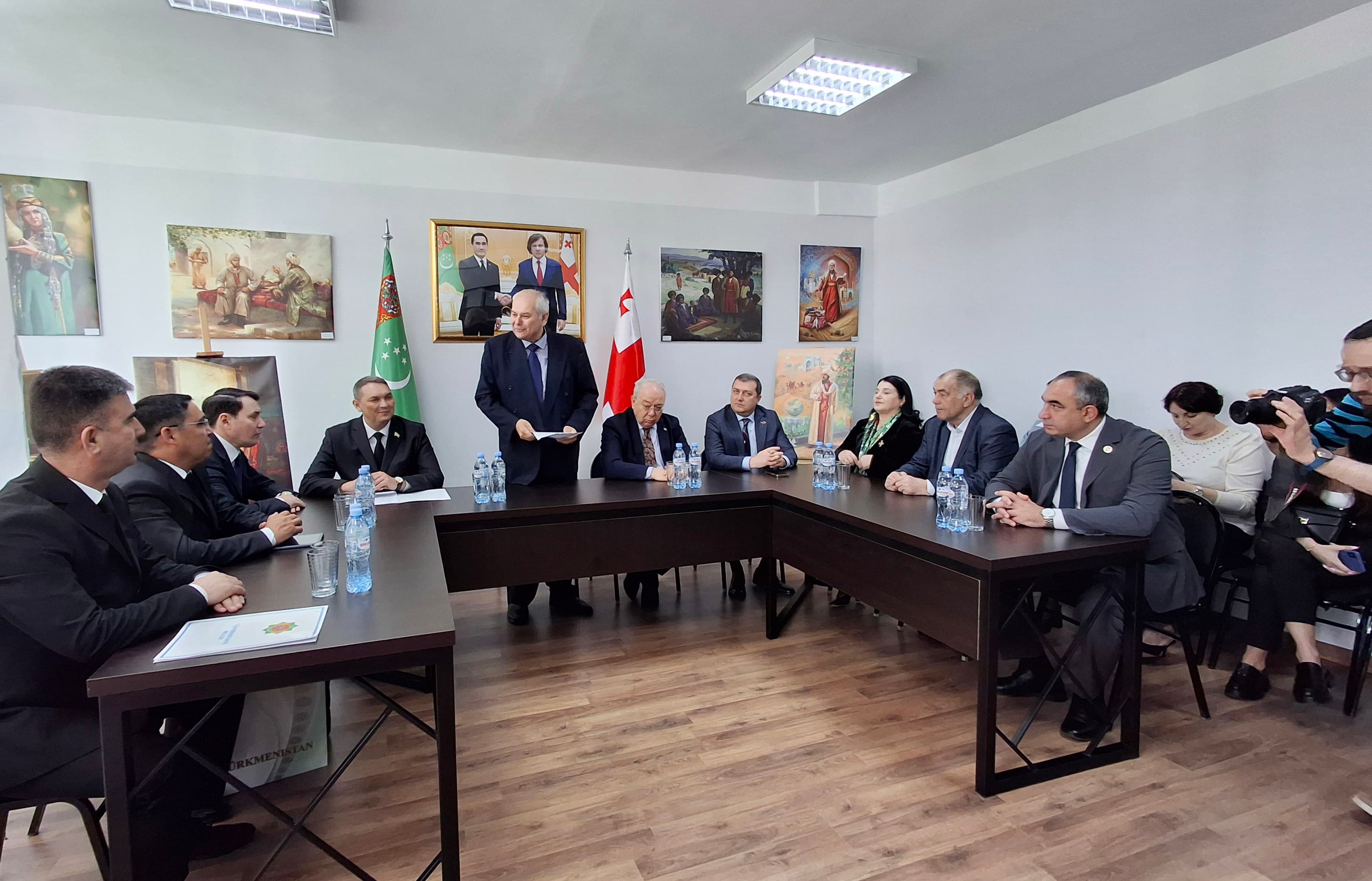 tbiliside-turkmenistanyn-hemiselik-bitaraplygynyn-30-yyllygy-parahatcylygyn-we-ynanysmagyn-hatyrasyna-hyzmatdaslyk-atly-tegelek-stol-gecirildi