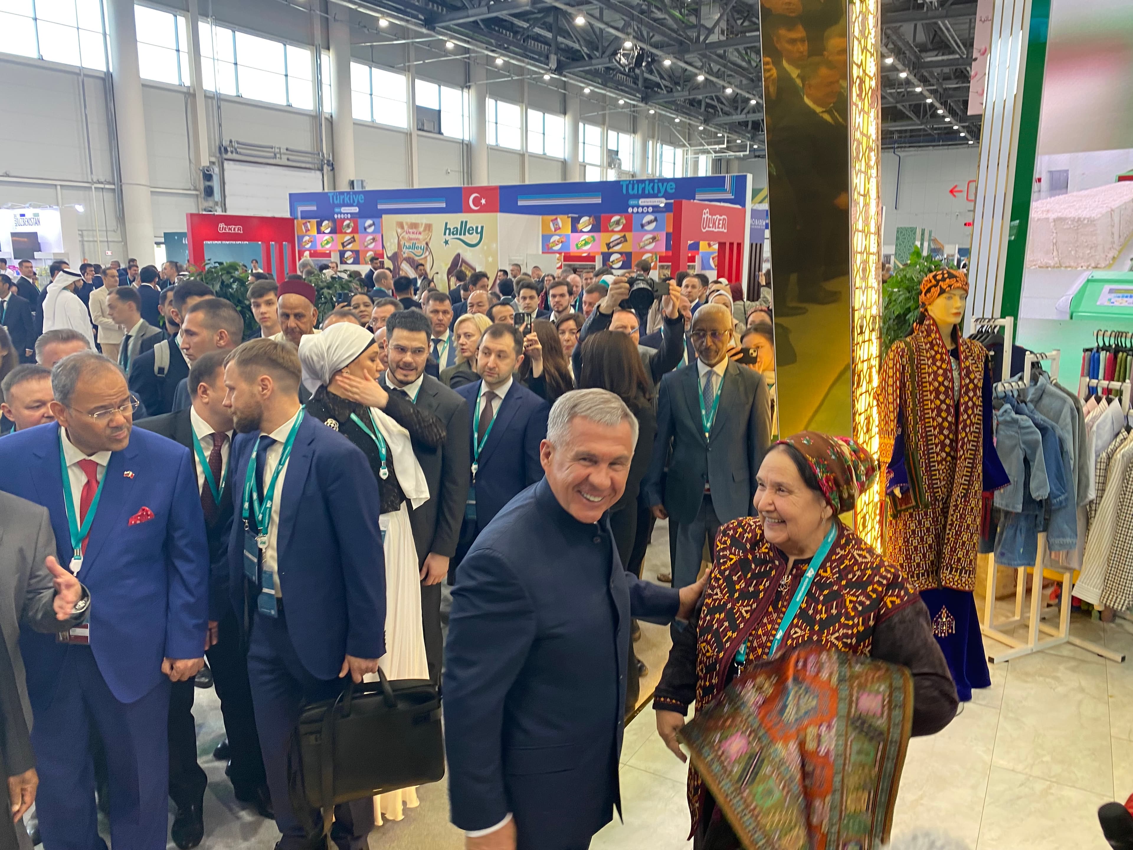 glava-tatarstana-posetil-stend-turkmenistana-na-vystavke-v-kazani