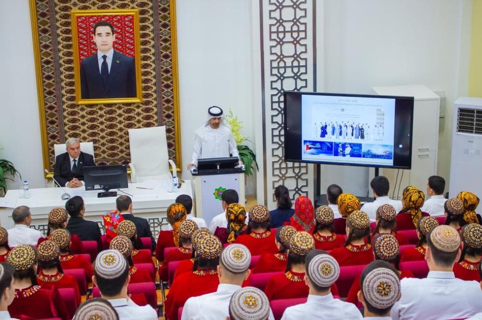 sotrudnichestvo-v-sfere-ii-posol-oae-vystupil-v-mezhdunarodnom-universitete-nefti-i-gaza