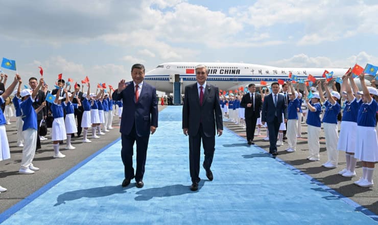 predsedatel-knr-si-czinpin-pribyl-v-astanu