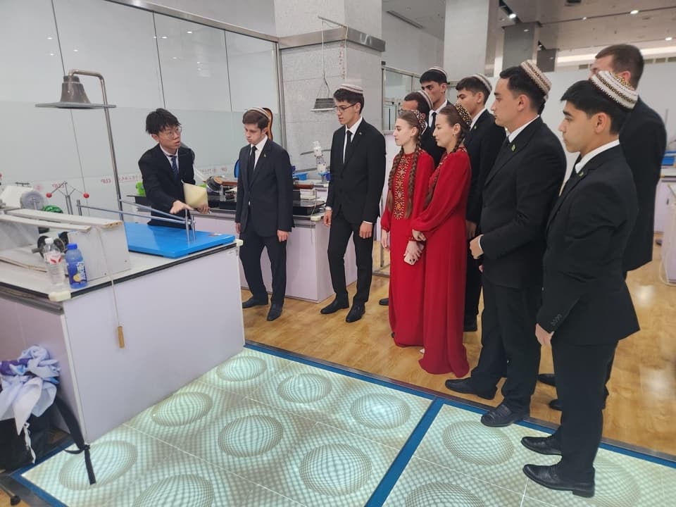 International oil and gas university students interning in China