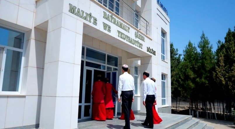 Students of Mary Financial and Economic Professional School undergo internship