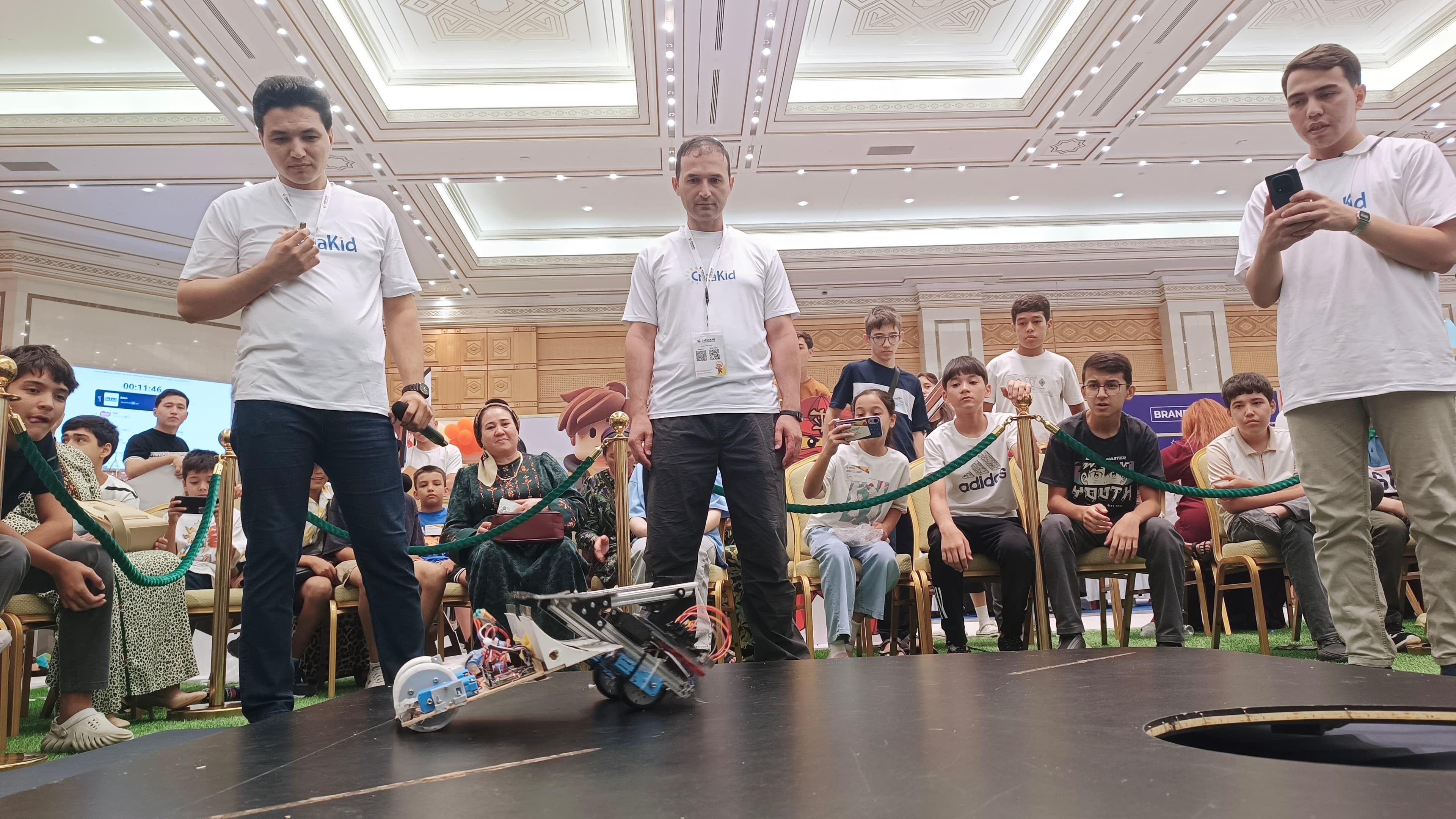 kids-ekspo-halkara-sergisinin-caklerinde-sumo-robot-baslesigi-gecirildi