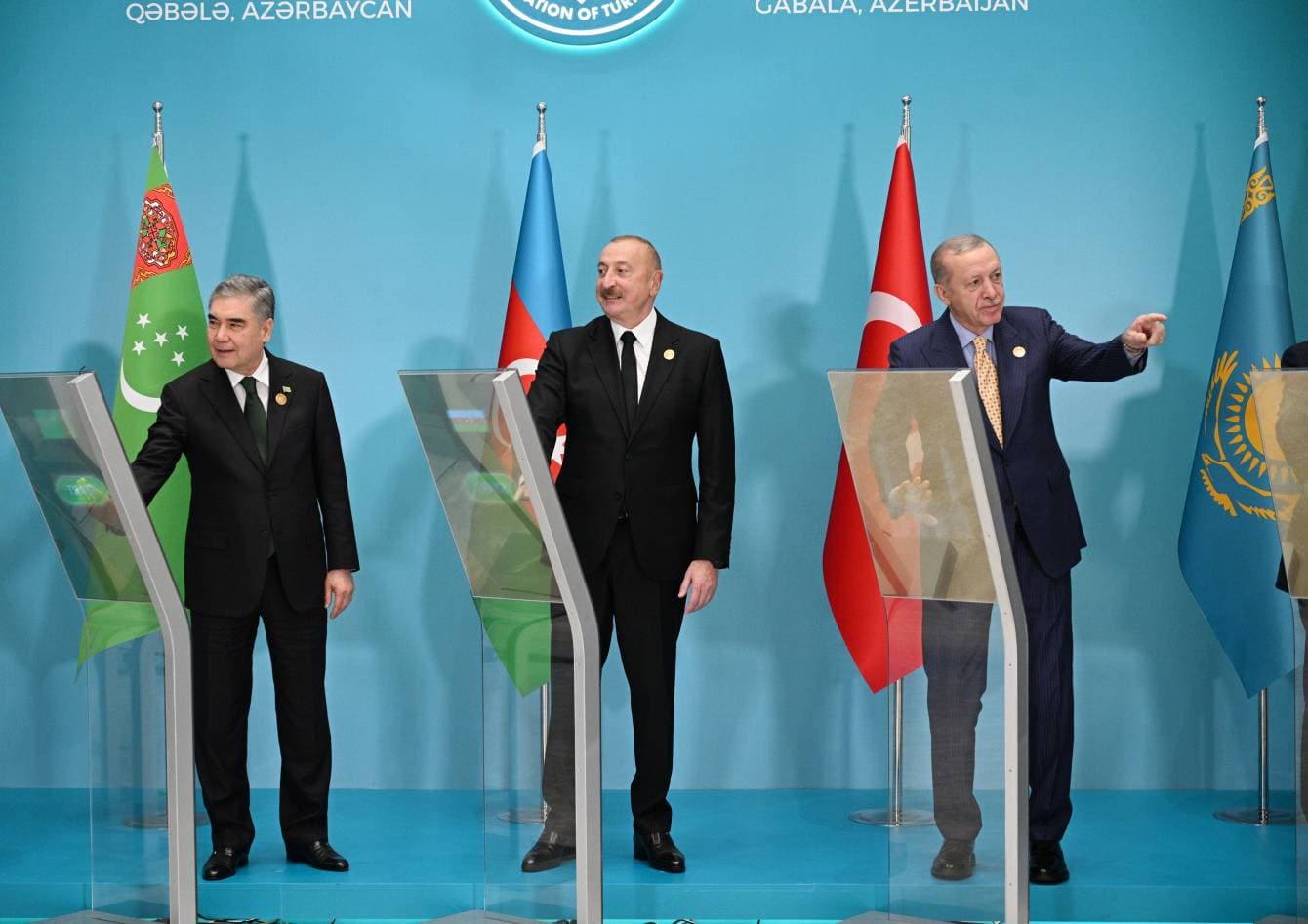 gurbanguly-berdymuhamedov-prinyal-uchastie-v-ceremonii-zakladki-fundamenta-mecheti-v-fizuli