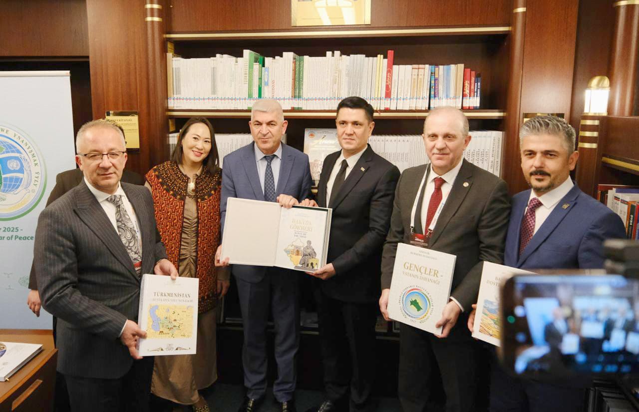 knigi-prezidenta-turkmenistana-i-glavy-halk-maslahaty-popolnili-fond-prezidentskoj-biblioteki-turcii