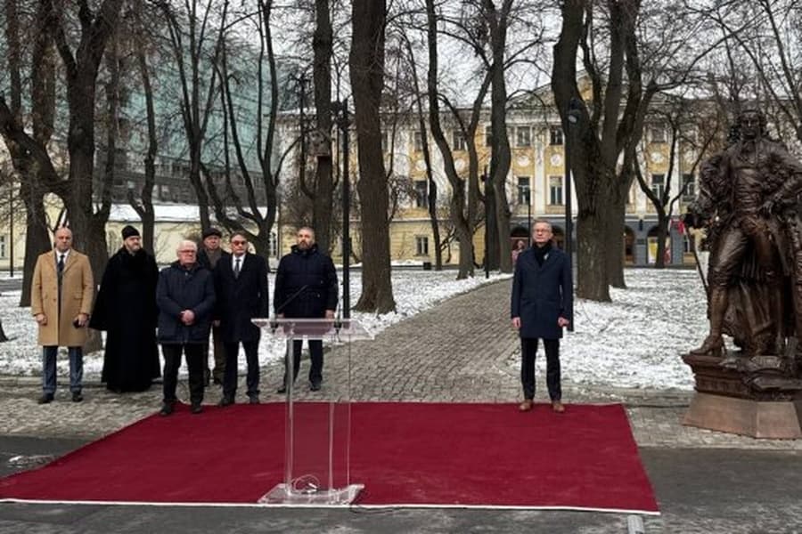 v-moskve-otkryli-pamyatnik-i-vystavku-k-300-letiyu-kanclera-ivana-ostermana