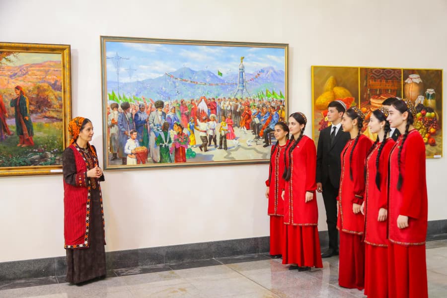 Gujurly ýaşlaryň «Hemişelik Bitaraplygymyzyň taryhy üstünlikleri» atly bäsleşik sergisi açyldy