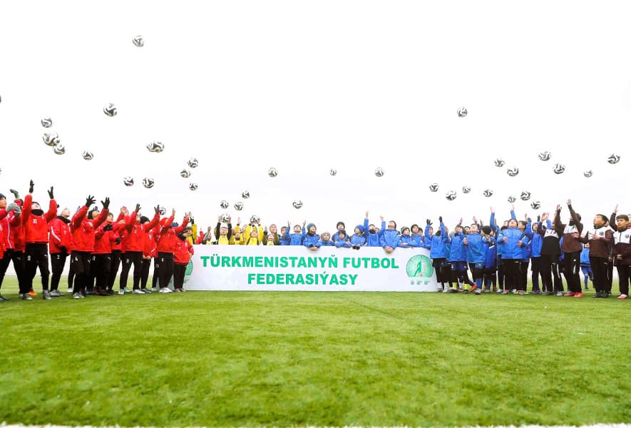 na-stadione-ashhabad-sostoyalsya-detskij-futbolnyj-festival-grassroots