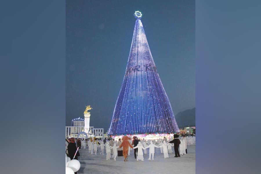 lights-countrys-main-new-years-tree-were-turned