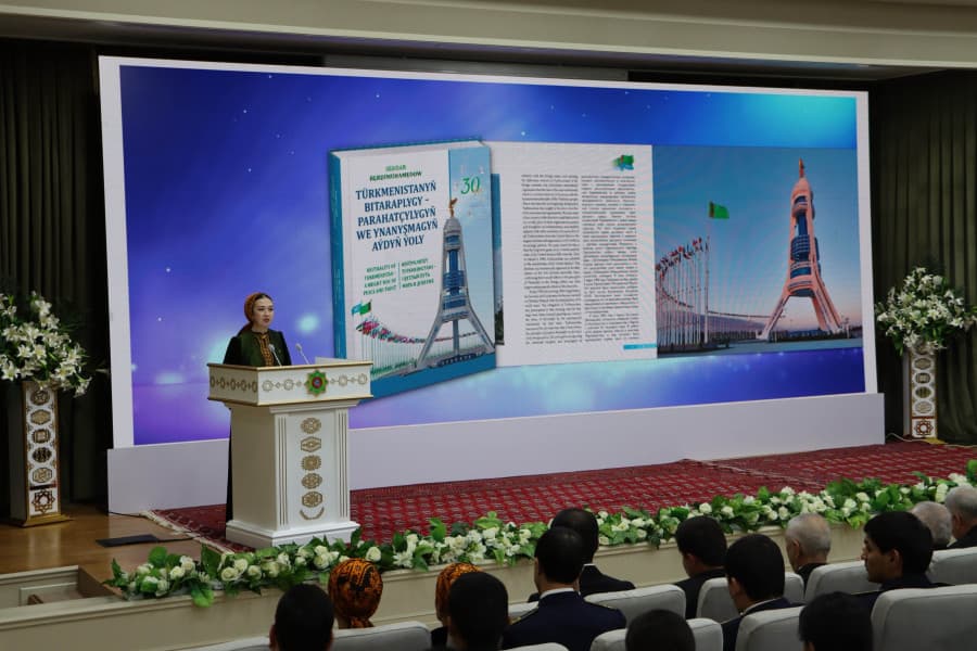 novuyu-knigu-prezidenta-turkmenistana-o-nejtralitete-predstavili-rabotnikam-transporta-i-svyazi