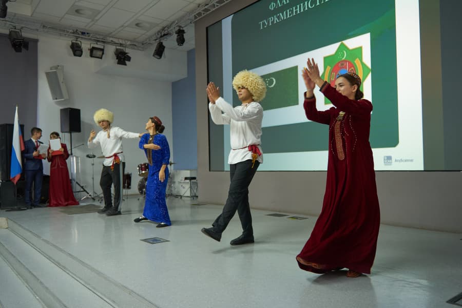 astrahan-dowlet-uniwersitetinde-turkmenistanyn-garassyzlygynyn-34-yyllygy-mynasybetli-care-gecirildi