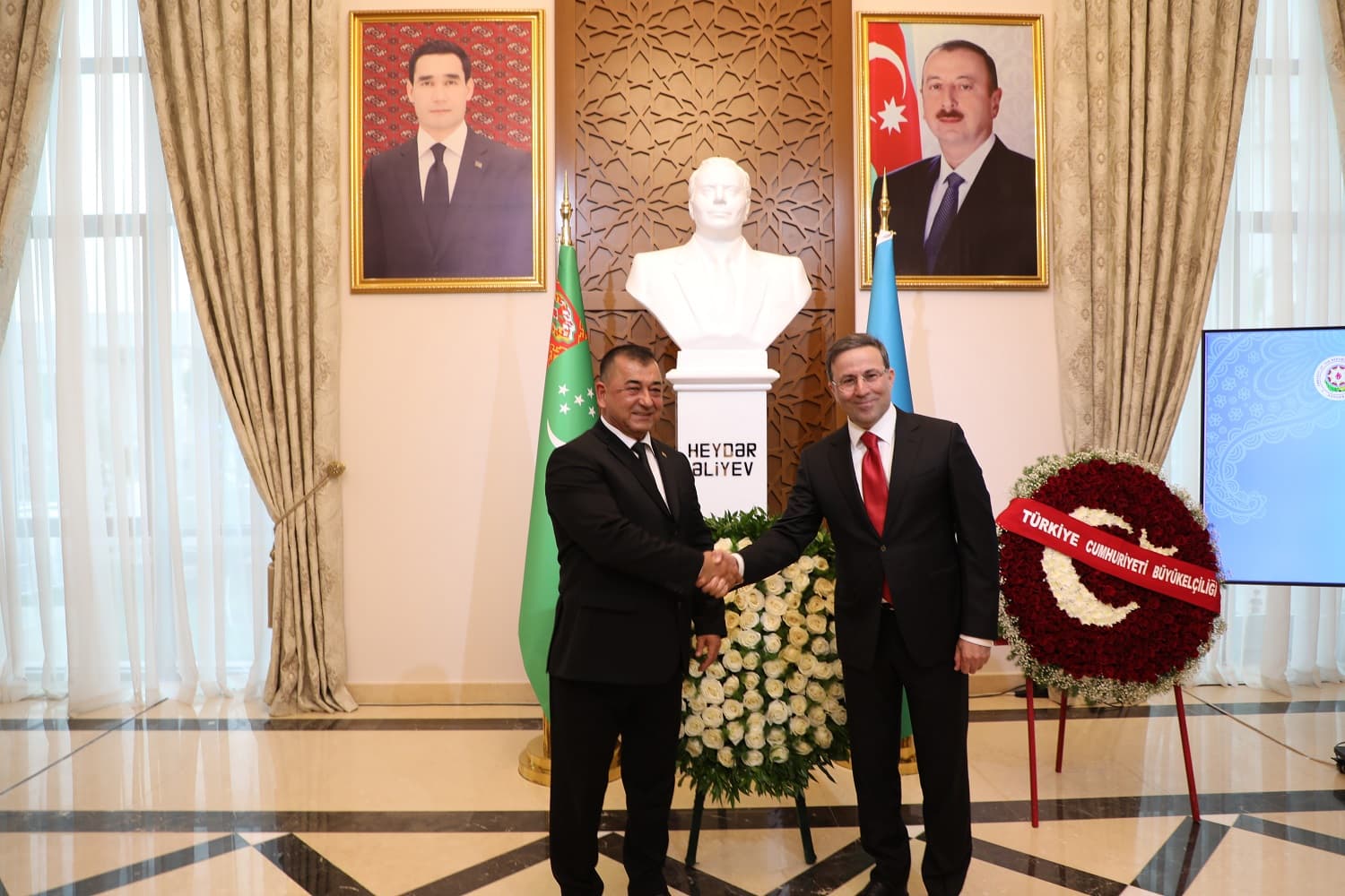 Azerbaýjanyň Garaşsyzlyk güni Türkmenistanda bellendi