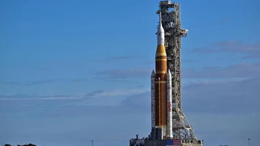 nasa-installs-rocket-lunar-mission-launch-pad