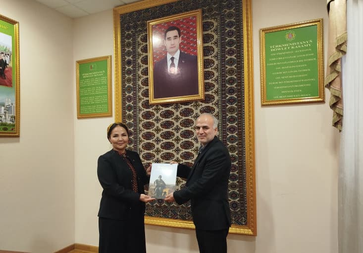 tbm-nin-halkara-bolumine-magtymguly-pyragynyn-2-jiltlik-kitaby-sowgat-edildi