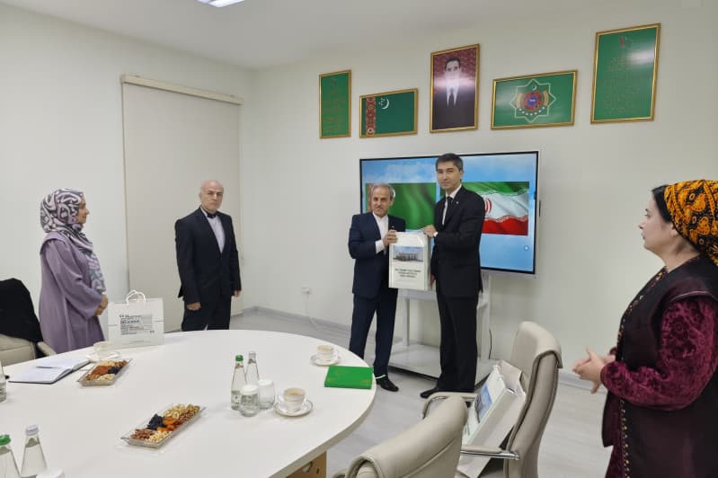 turkmen-milli-dunya-dilleri-institutynda-eyranyn-ilcisi-bilen-dususyk-gecirildi