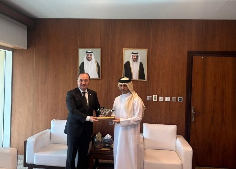 turkmenistanyn-ilcisi-kataryn-atcylyk-federasiyasynyn-bas-sekretary-bader-al-darwis-bilen-dususyk-gecirdi