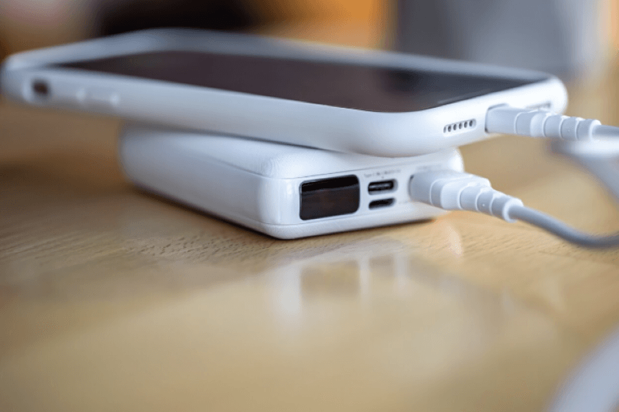 yaponiya-ogranichit-ispolzovanie-pauerbankov-v-samoletah-s-aprelya