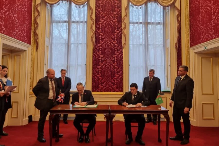 london-podpisany-chetyre-dokumenta-reforme-obrazovaniya-turkmenistana