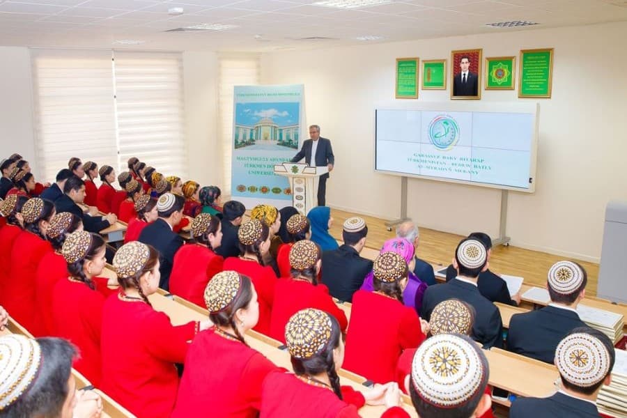 eyranly-professorlar-turkmen-uniwersitetleri-hunar-kamillesdiris-okuwlary-gecirdiler