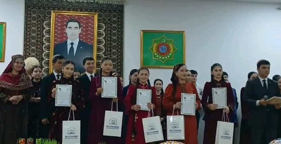Nowruz baýramy – Milli bahar baýramy mynasybetli ýurdumyzda giň gerimli geçirilýän dabaralaryň çäklerinde Türkmenistanyň Aragatnaşyk ministrliginiň Politehniki orta hünär okuw mekdebinde hem aýdym-sazly dabaraly çäre guraldy