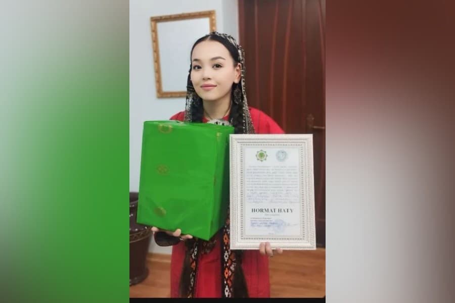 aragatnasyk-ministrliginin-hunar-okuw-mekdebinin-talyby-gyz-gorki-sacda-gul-tahyasy-basda-bolar-atly-baslesikde-iii-orna-mynasyp-boldy