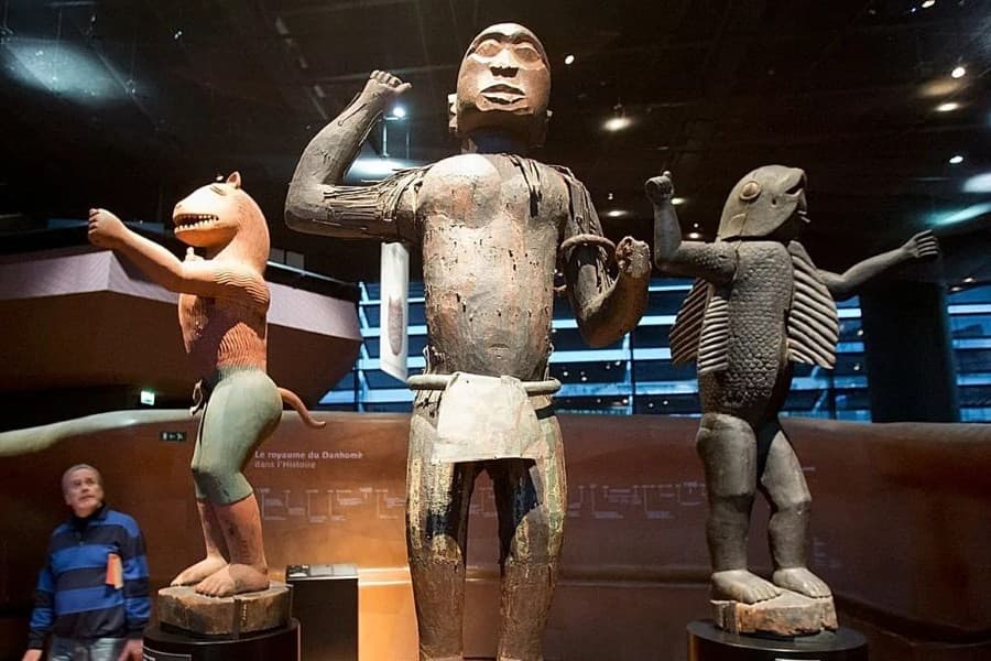 franciya-uproshchaet-proceduru-vozvrashcheniya-kulturnyh-cennostej-byvshim-koloniyam