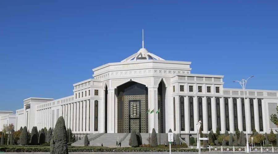 Türkmenistanyň Prezidenti Serdar Berdimuhamedow ýokary bilim ulgamynda wezipe üýtgeşmeleri baradaky permana gol çekdi