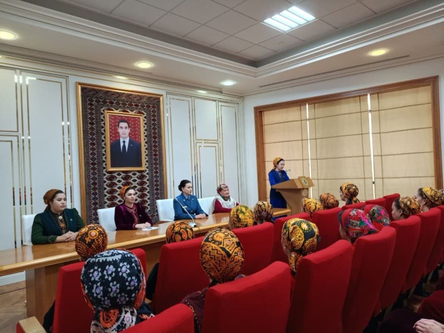 v-ministerstve-svyazi-turkmenistana-obsudili-vklad-zhenshchin-sotrudnic-v-razvitie-otrasli