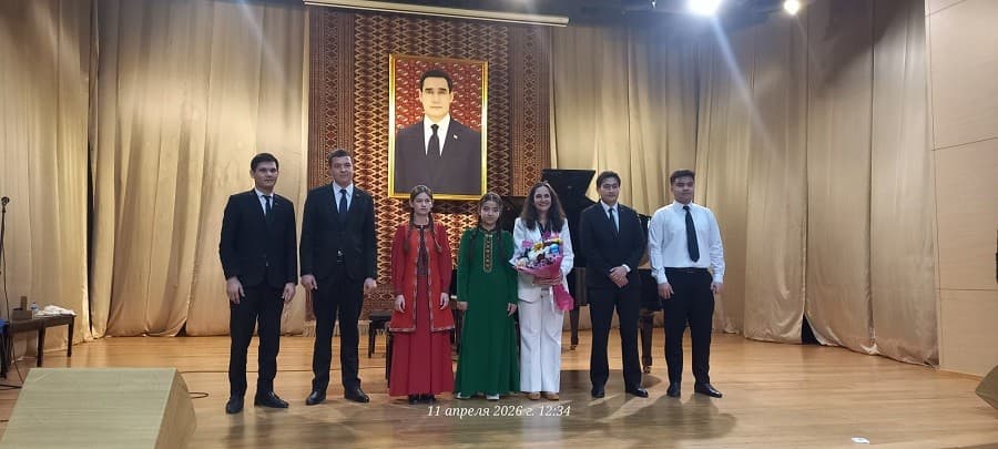 francuzskaya-muzykalnaya-magiya-v-ashhabade-master-klass-kristin-fonlyupt