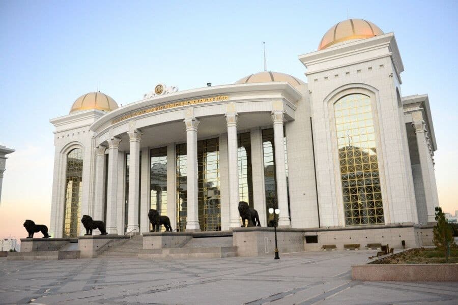 asgabatda-tyrksoy-nyn-opera-sahnasynyn-ussatlarynyn-gala-konserti-geciriler