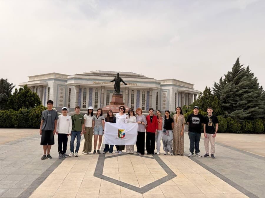 A.S. Puşkin adyndaky mekdebiň okuwçylary Garrygaladaky "Magtymguly Pyragy" muzeýine baryp gördüler