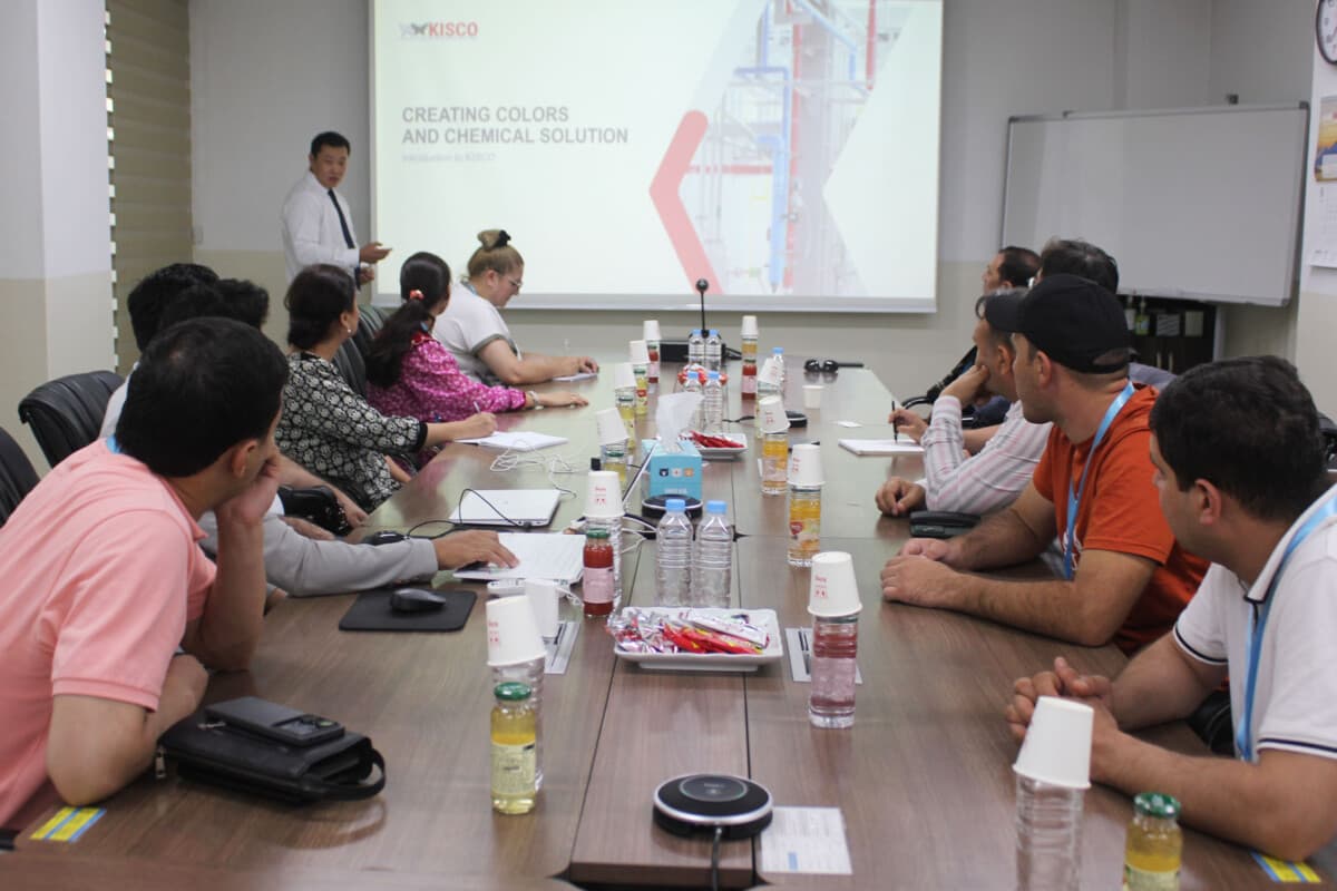 A delegation of officials from the Ministry of Textile Industry of Turkmenistan and heads of state textile factories visited the KISCO Corporation enterprise in Incheon during their visit to South Korea.