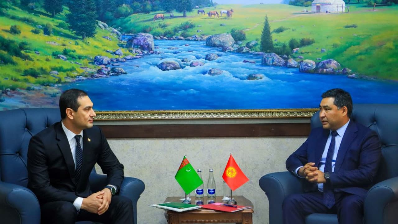 Bişkekde Türkmenistanyň Adatdan daşary we doly ygtyýarly ilçisi Nury Golliýew bilen Gyrgyzystan Respublikasynyň Ykdysadyýet we söwda ministri Daniýar Amangeldiýewiň arasynda 27-nji awgustda bolup geçen duşuşygynyň dowamynda ikitaraplaýyn gatnaşyklarynyň we sebit hyzmatdaşlygynyň esasy başlangyçlary we taslamalary ara alnyp maslahatlaşyldy.