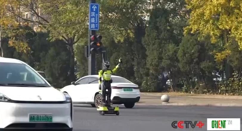 Robot traffic officer goes on duty in China's Zhejiang