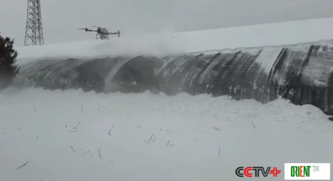Henan welaýatynyň daýhanlary ýyladyşhanalary gardan arassalamak üçin dronlary ulanýar
