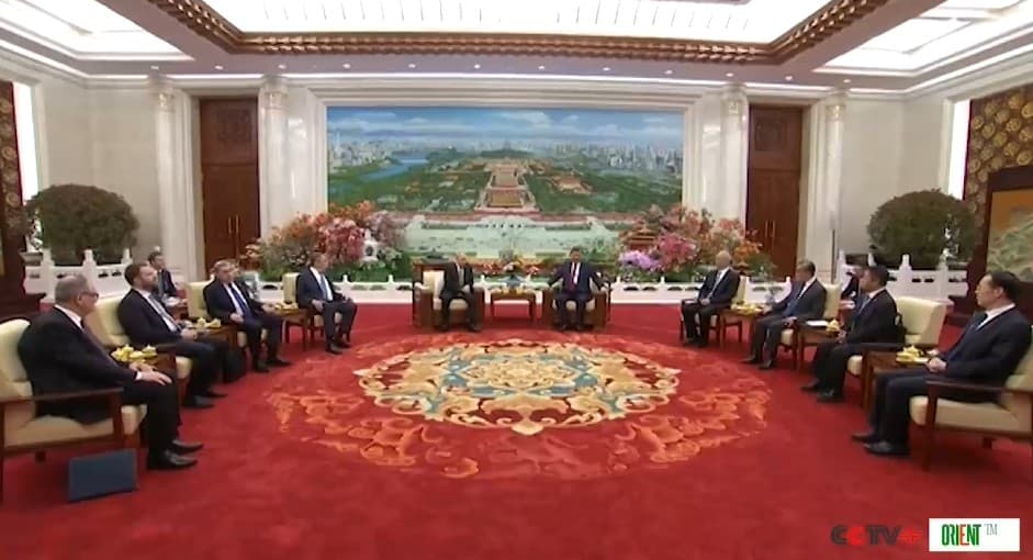Xi, Putin have tea chat in Beijing