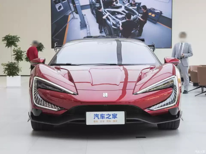  Chinese electric hypercar Yangwang U9 demonstrates ability to jump over obstacles