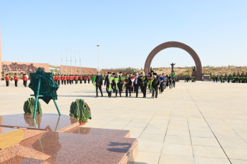 Türkmenistanyň Prezidenti Hatyra güni mynasybetli çärelere gatnaşdy