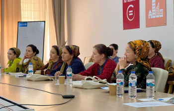 Çagalaryň ösüşini goldamak üçin ata-enelere kömek: Türkmenistanyň lukmanlary üçin okuwlar