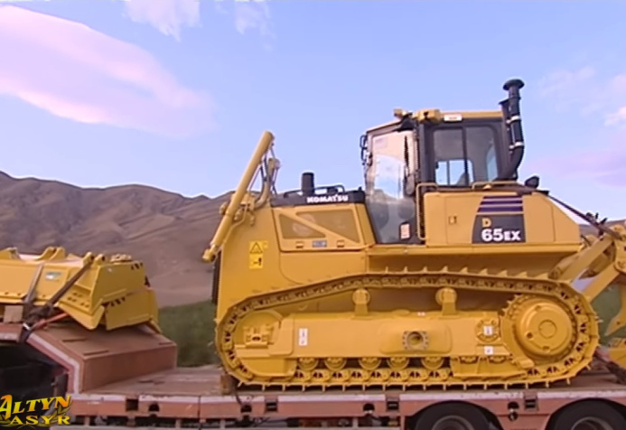  A batch of Japanese Komatsu bulldozers has arrived in Turkmenistan