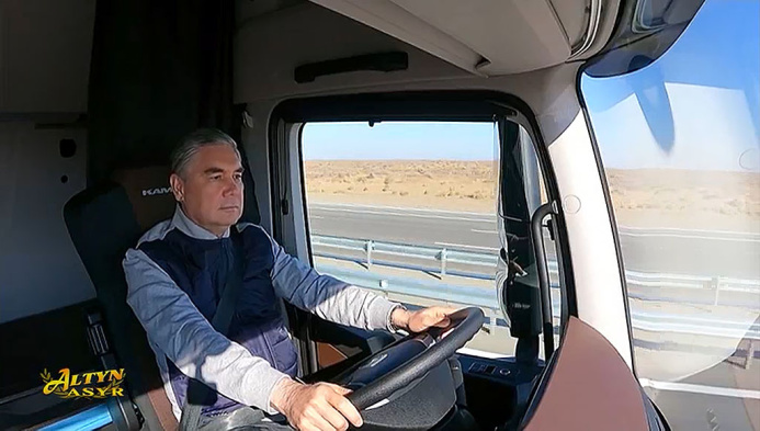  The President of Turkmenistan familiarised with infrastructure of Ashkhabad-Tejen motorway