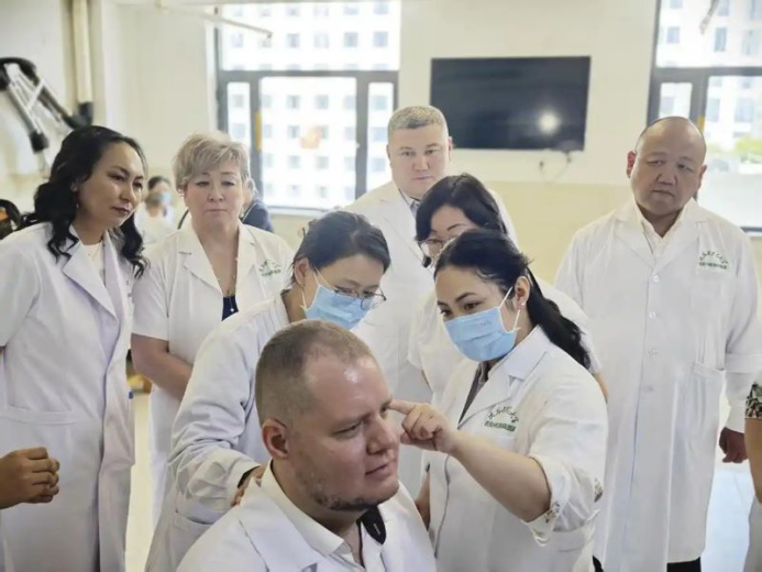  Russiýanyň we Merkezi Aziýanyň 500-e golaý lukmanlary Sianda adaty hytaý lukmançylygynyň usullary boýunça okuwlary geçdiler